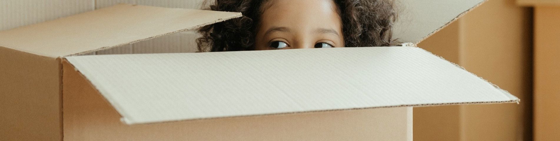 Pige i flyttekasse