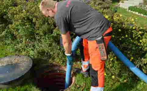 Tank tømmes af entreprenør