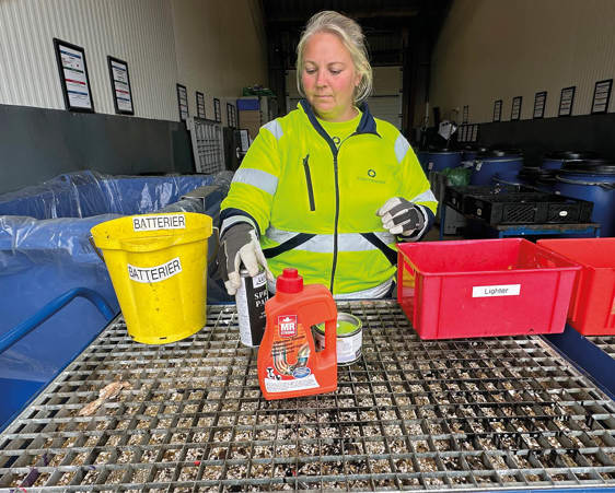 Marie sorterer farligt affald