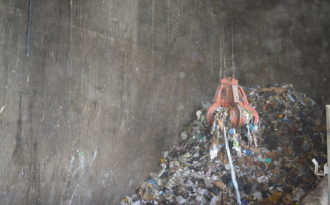 Kranen grabber restaffald, der skal brændes, på Affaldskraftvarmeværket