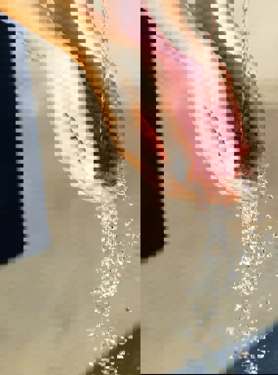 Vand løber ned i hænder