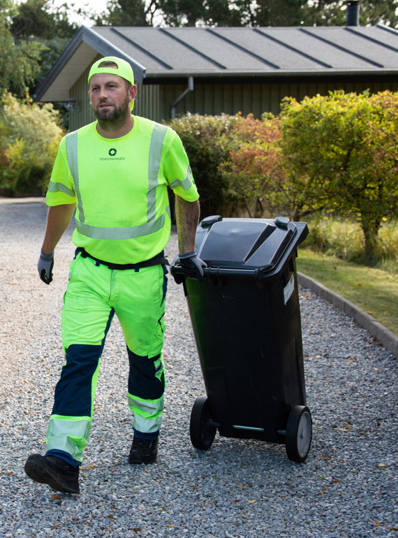 Skraldemand tømmer affaldsbeholder