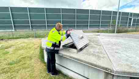 Den 200 m³ store opsamlingstank under jorden, der leder vandet videre til vandbehandlingsanlægget. 