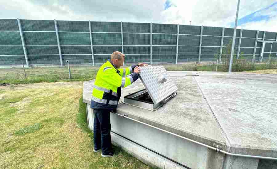 Den 200 m³ store opsamlingstank under jorden, der leder vandet videre til vandbehandlingsanlægget. 