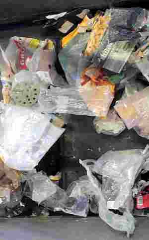 Plast sorteres på sorteringsanlægget