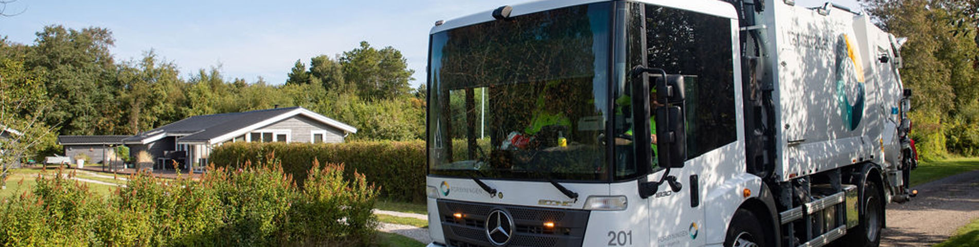 Førerhus af skraldebil i sommerhusområde