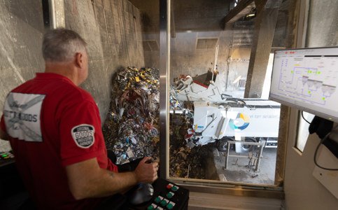 Kranfører grabber affald til forbrænding på Affaldskraftvarmeværket