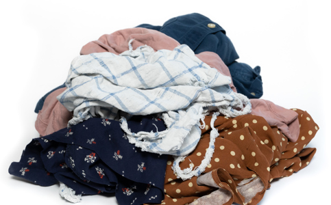 Tekstilaffald i bunke indsamlet til sortering