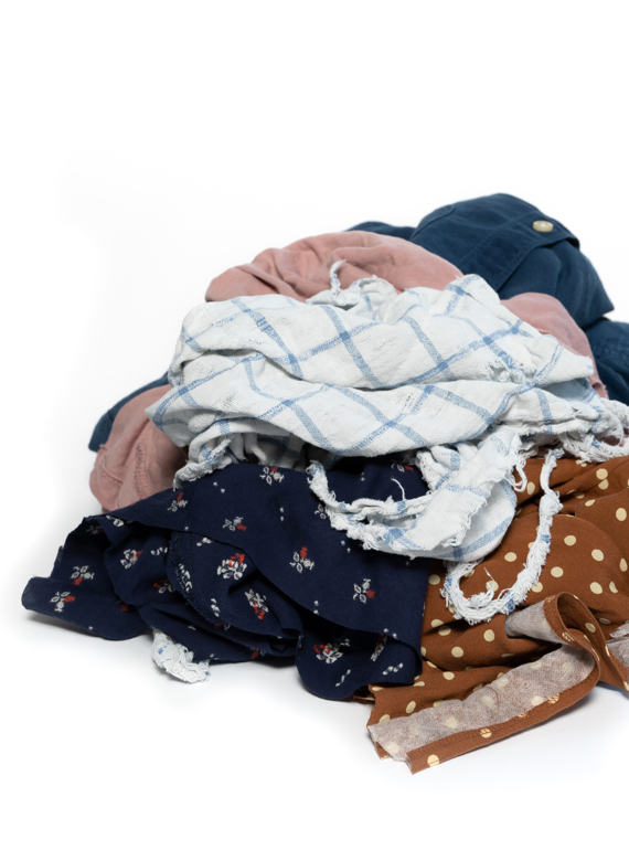 Tekstilaffald i bunke indsamlet til sortering