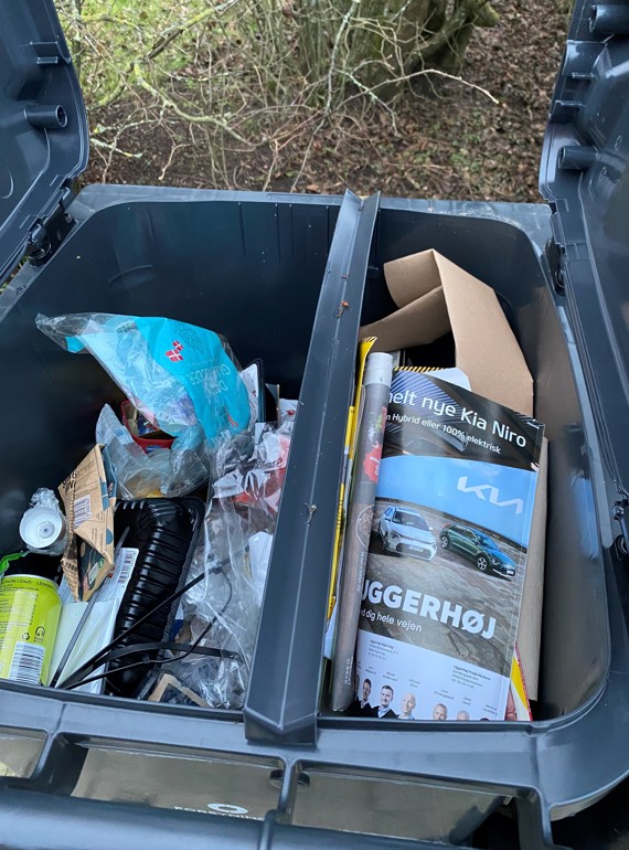 Affaldsbeholder med sortering af plast, kartoner, metal og pap og papir