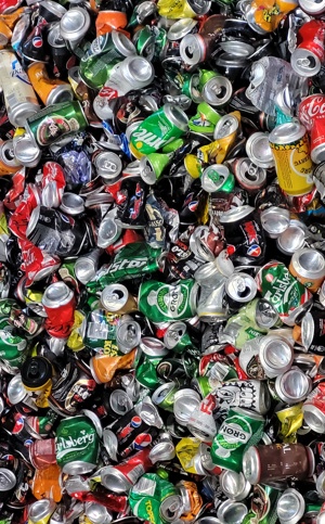 Dåser bliver sorteret på sorteringsanlægget