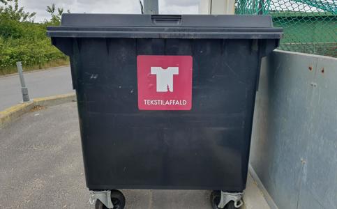 Indsamling af tekstil i container på genbrugspladsen