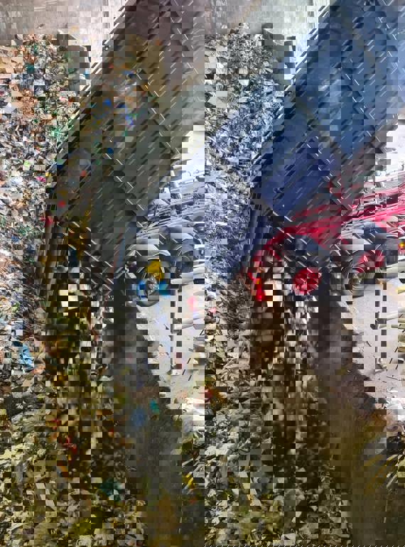 Lastbil afleverer affald til forbrænding på Affaldskraftvarmeværket