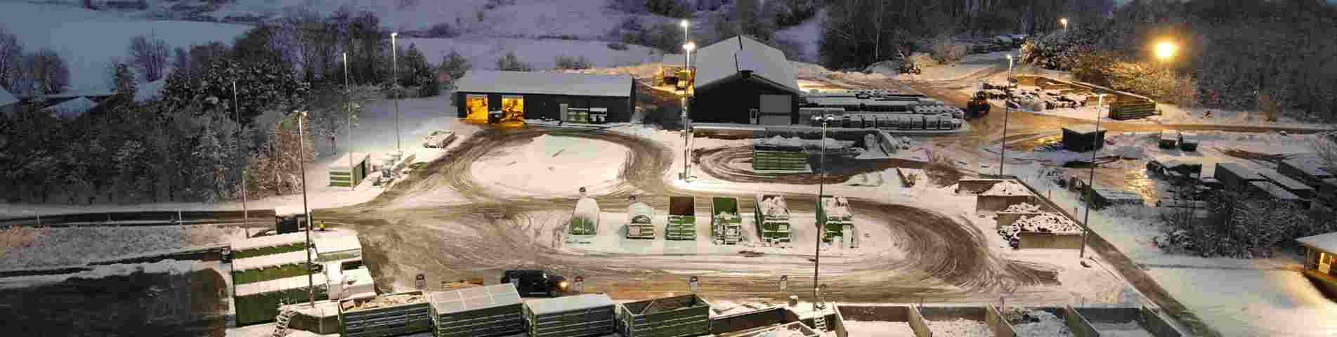 Ravnshøj Genbrugsplads dækket af sne set fra oven