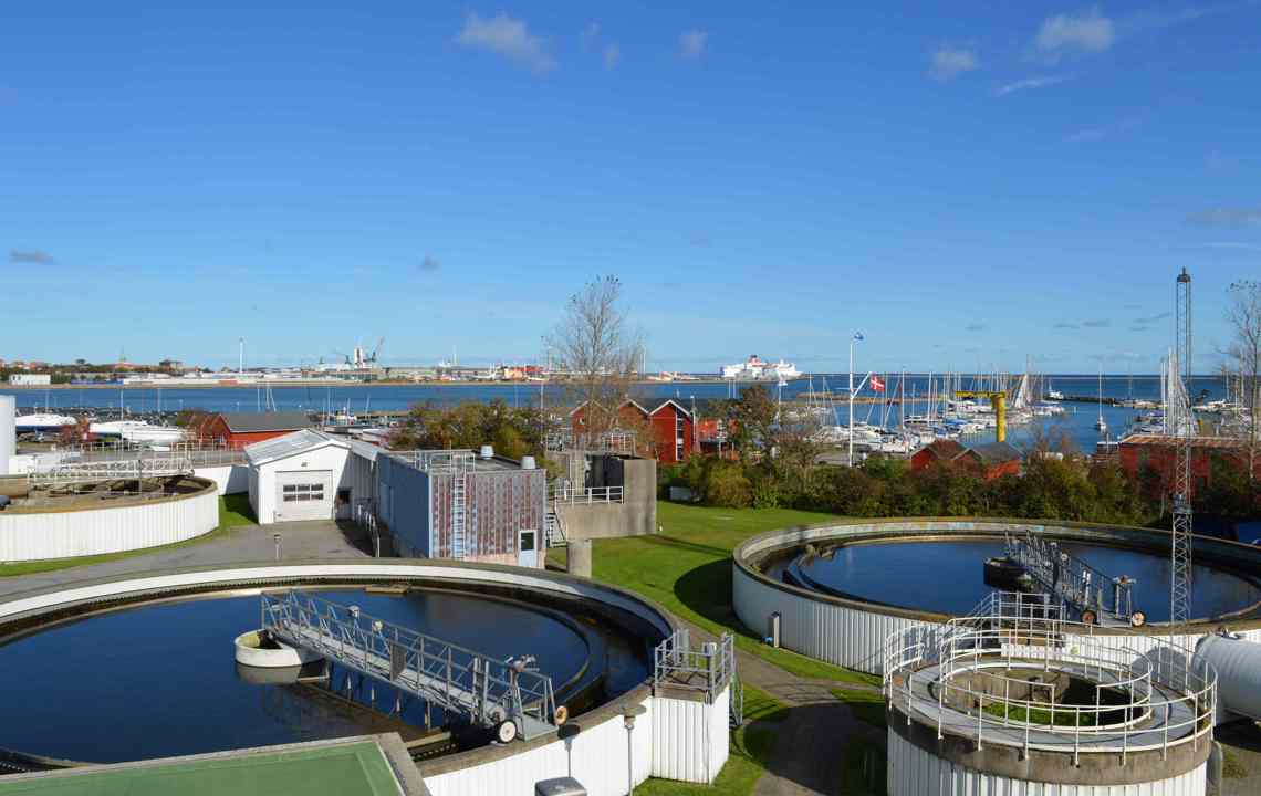 Udsigt over Frederikshavn Renseanlæg og Frederikshavn by Udsigt over Frederikshavn Renseanlæg og Frederikshavn by