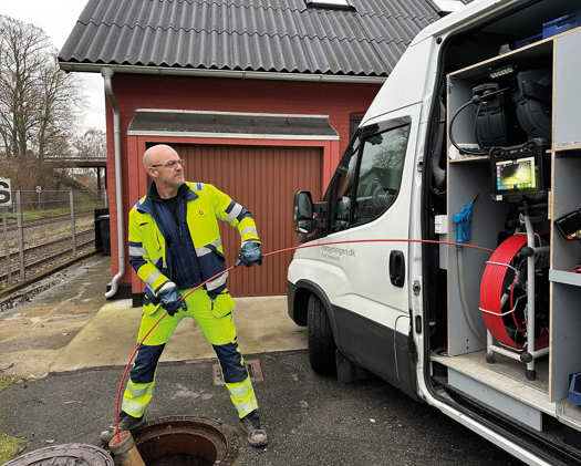 Henrik bruger bl.a. kameraet til at lokalisere rottehuller.