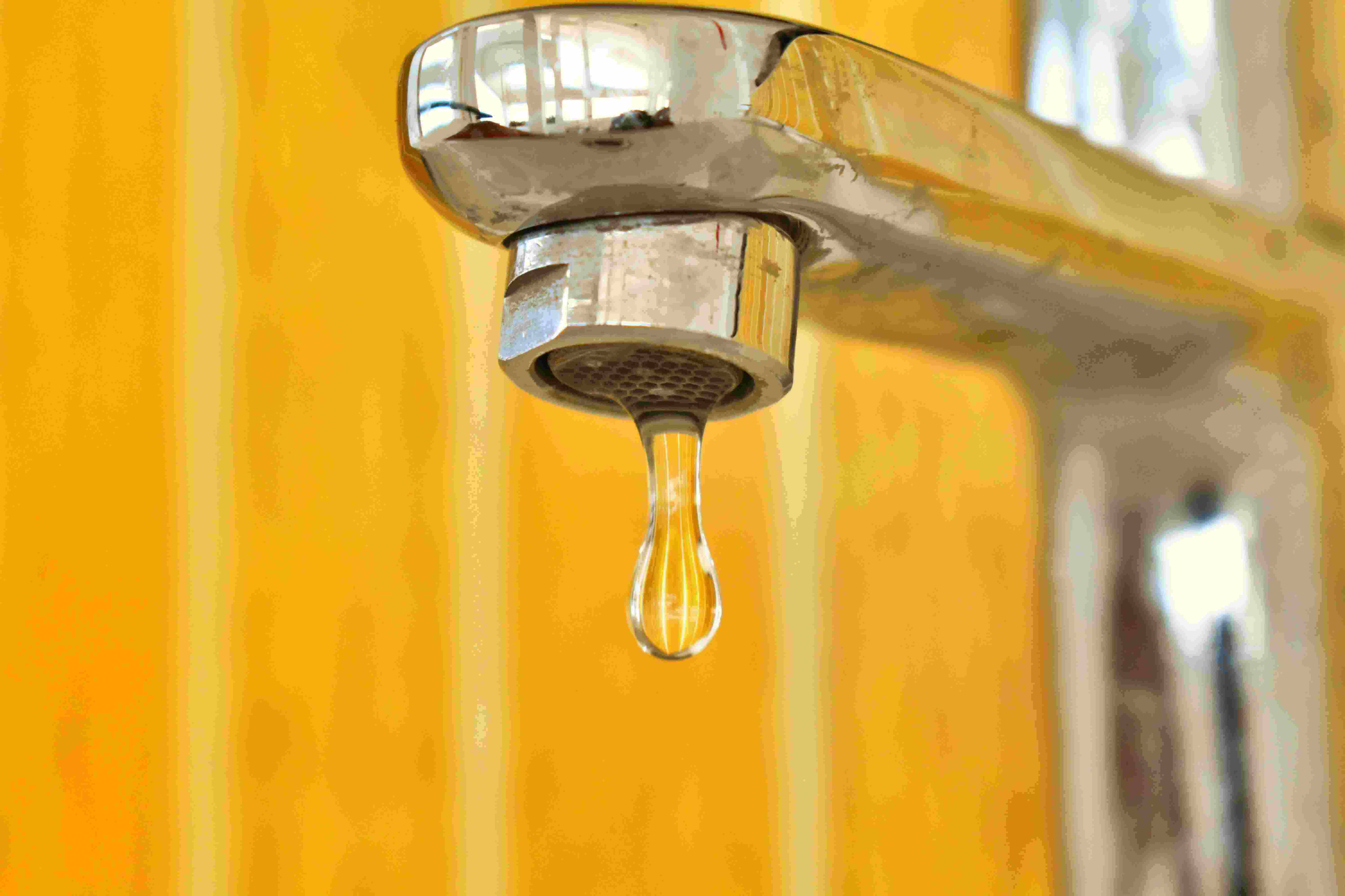 Vanddråbe drypper fra vandhane