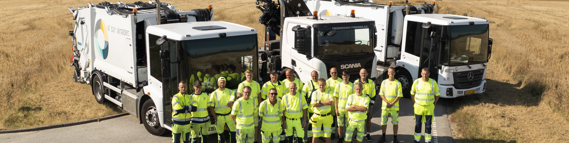 Samlet billede af skraldemænd foran skraldebiler