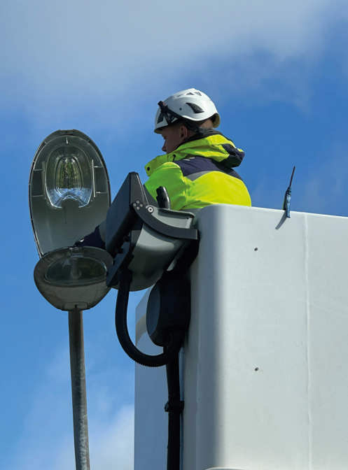 Elektriker Alex Jørgensen monterer den nye LED-indsats