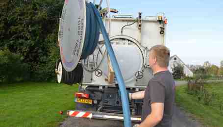 Entreprenør gør klar til tømning