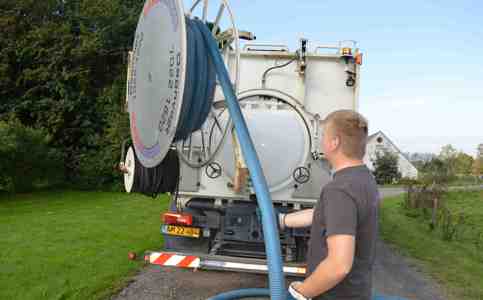 Entreprenør gør klar til tømning