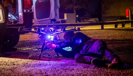 Tekniker udfører termografering med drone Tekniker udfører termografering med drone