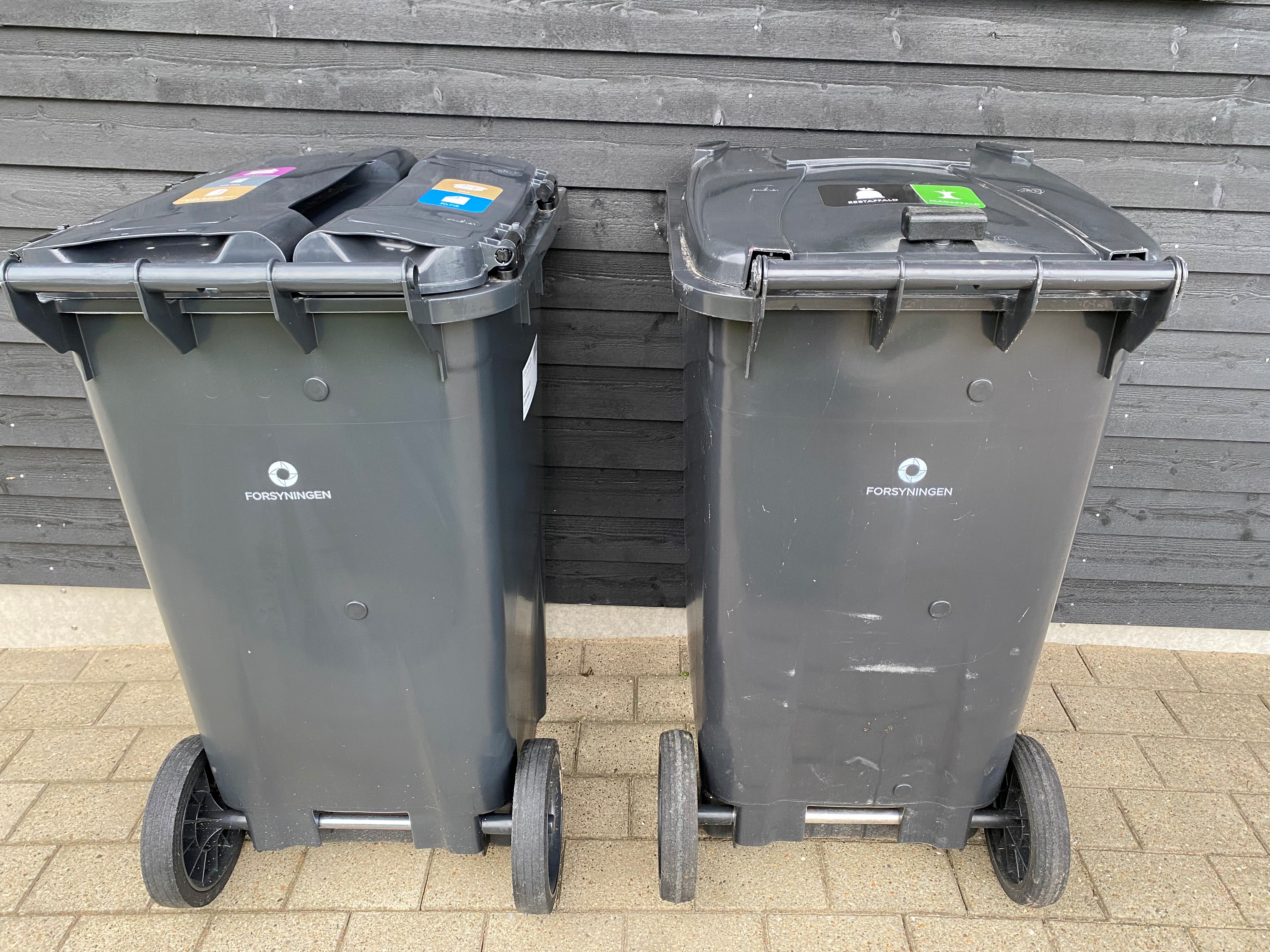 Affaldsbeholdere til genanvendeligt affald samt mad- og restaffald ved enfamilie-hus